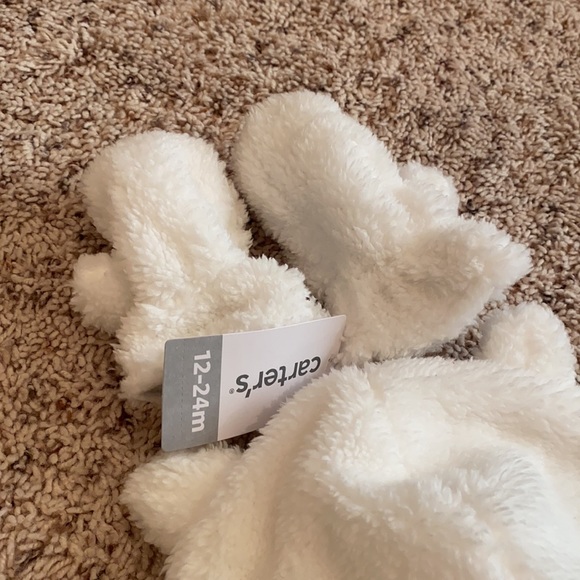 NWT Carter’s brand 12-24 month size baby hat & mittens - Picture 2 of 3